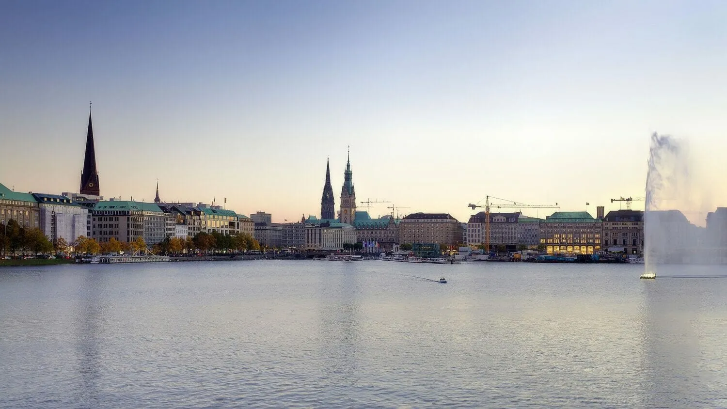 Kanufahrer genießen die ruhigen Gewässer der Alster in Hamburg