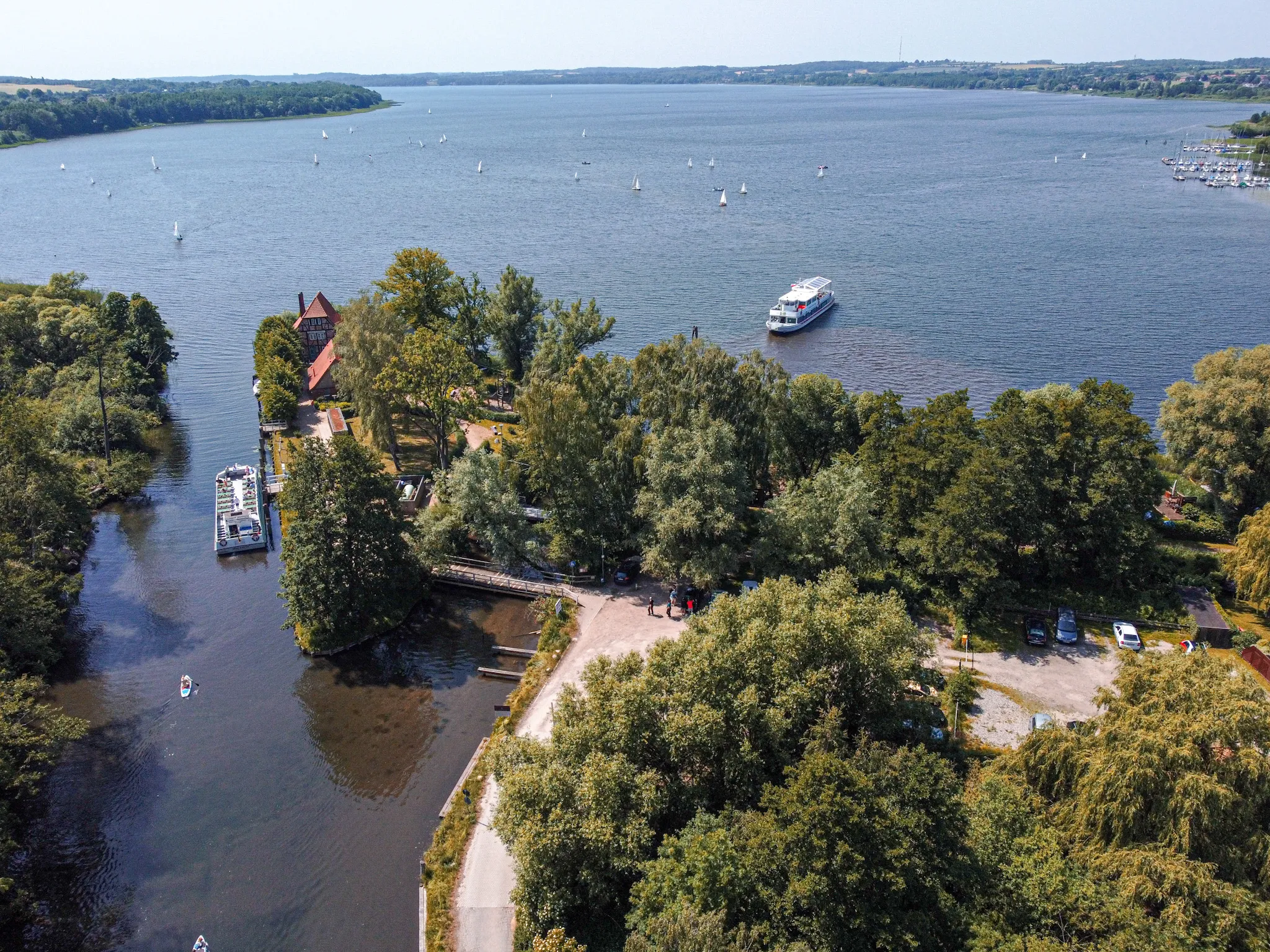 Kanufahrt auf der Wakenitz, umgeben von unberührter Natur in Norddeutschland