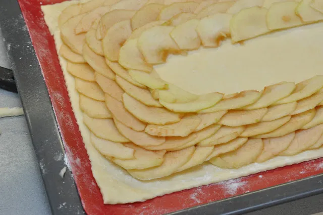 Karamell wird in einem Topf zubereitet, wobei der Fokus auf der Konsistenz und der Farbe des Karamells liegt.