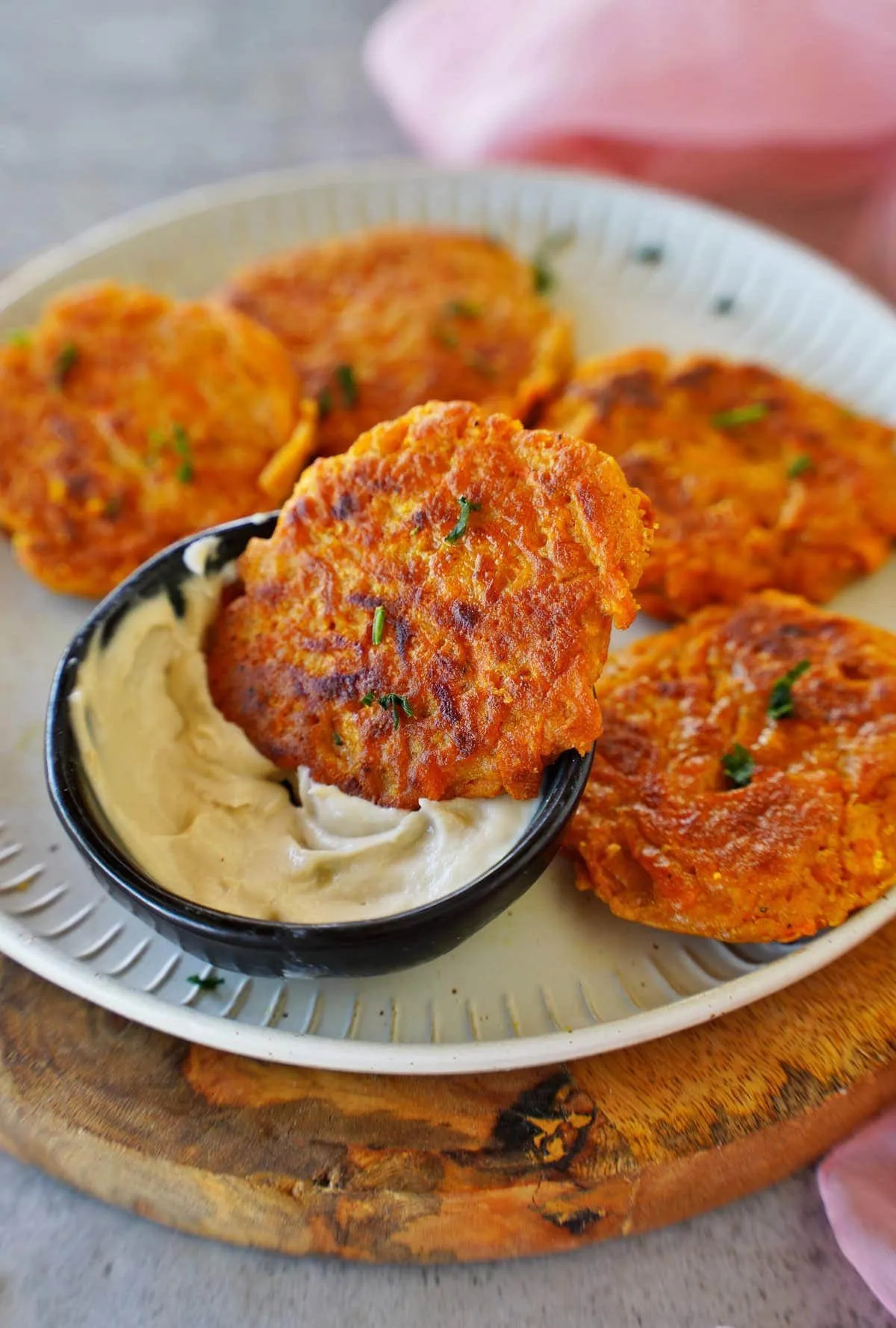 Karotten-Bratlinge mit Dip auf Teller
