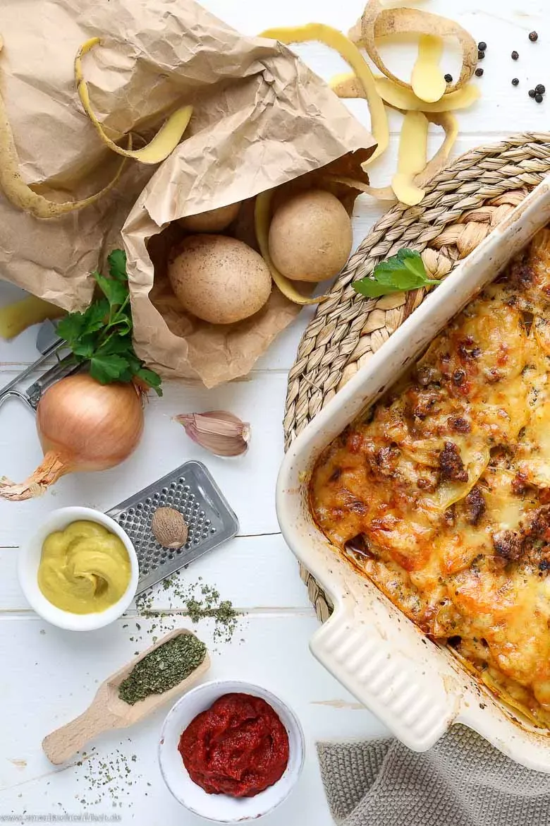Kartoffel-Hackfleisch-Auflauf bereit zum Backen