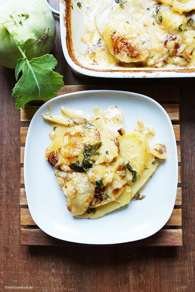 Kartoffel-Kohlrabi-Gratin frisch aus dem Ofen, golden überbacken und servierbereit.