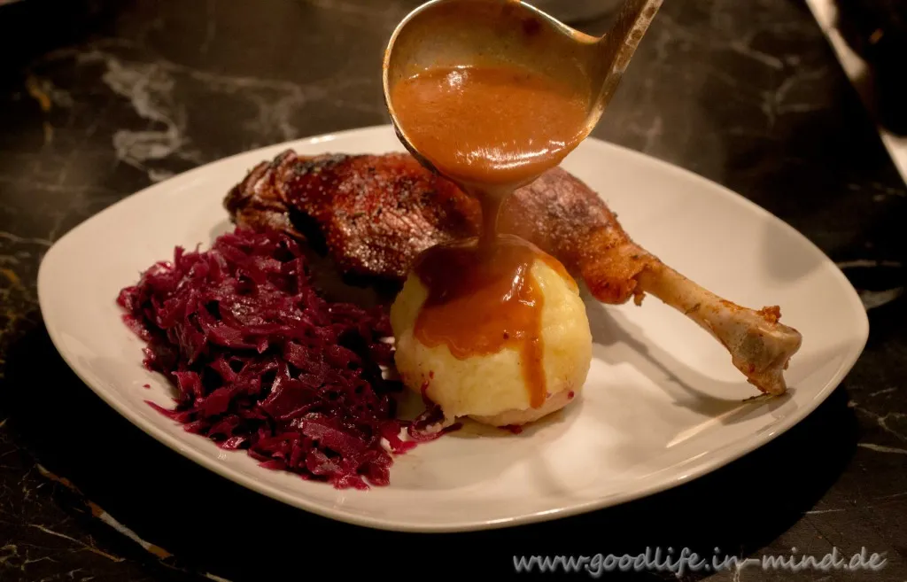 Kartoffelklöße zubereitet und in Form gebracht