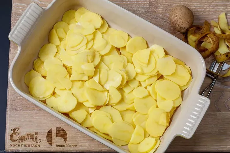 Kartoffeln in Scheiben schneiden für den Auflauf