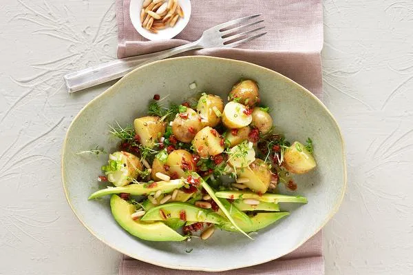 Kartoffelsalat mit Avocado, Pinienkernen und frischen Kräutern