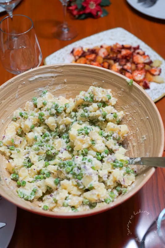 Kartoffelsalat mit Erbsen und Mayonnaise, typisch als Beilage bei Festlichkeiten