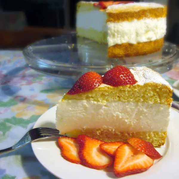 Käse-Sahne-Torte mit frischen Beeren und einem luftigen Joghurt-Mousse
