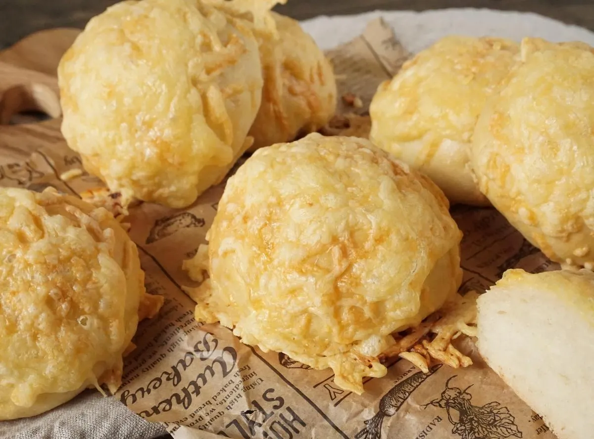 Käsebrötchen frisch aus dem Ofen, mit goldbrauner Kruste und geschmolzenem Käse