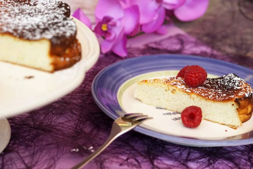 Käsekuchen ohne Boden: Ein Stück cremiger Quarkkuchen, perfekt gebacken im Thermomix