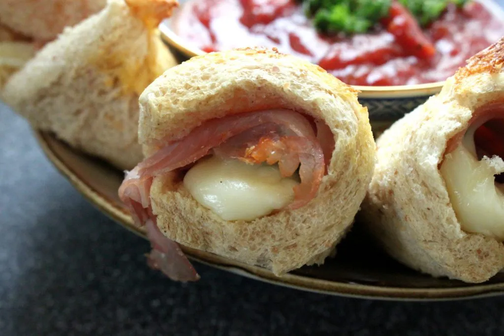 Käserollen serviert mit einer frischen Salsa als Beilage