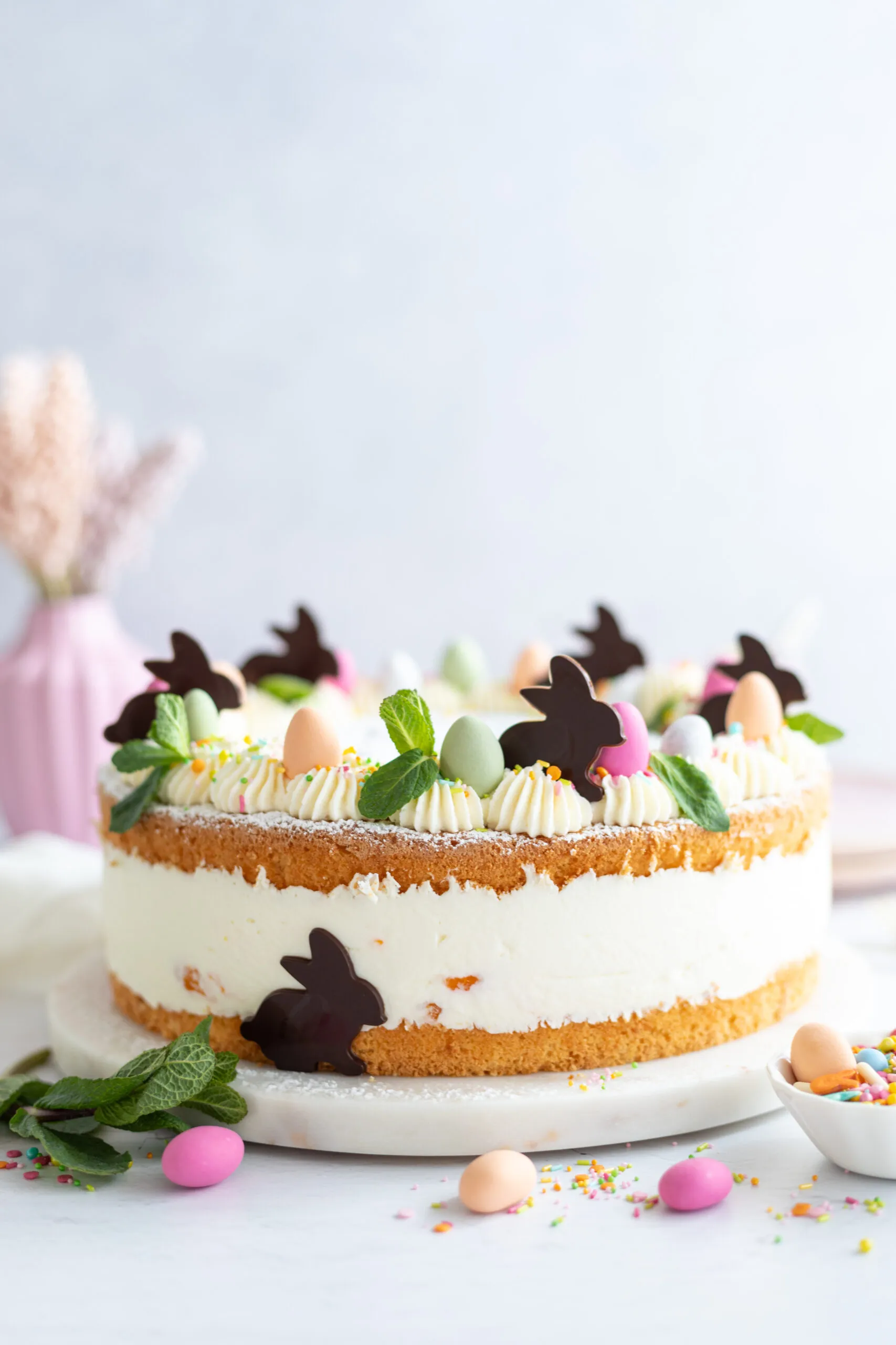 Käsesahnetorte mit Mandarinen und österlicher Deko