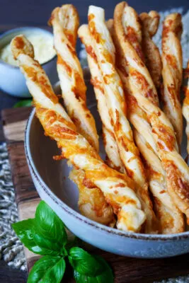Käsestangen in einer Schale, ein leckerer und knuspriger Snack