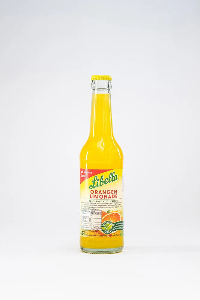 Kasten Libella C mit Orangensaft Flaschen, ein klassisches deutsches Erfrischungsgetränk