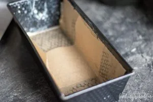 Kastenform mit Backpapier ausgelegt