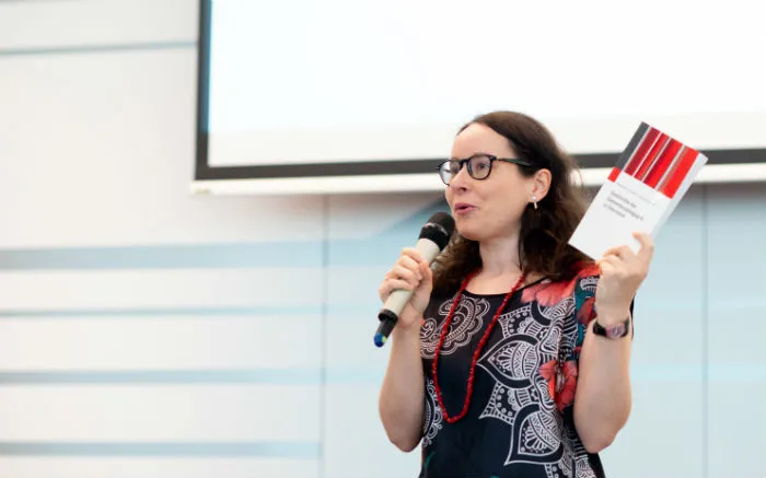 Katharina Rösler stellt ihr Buch zur Geschichte der Elementarpädagogik in Österreich vor