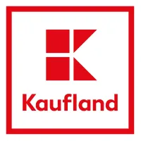 Kaufland Logo in einem Supermarkt-Regal, symbolisch für die Vielfalt der Spirituosen