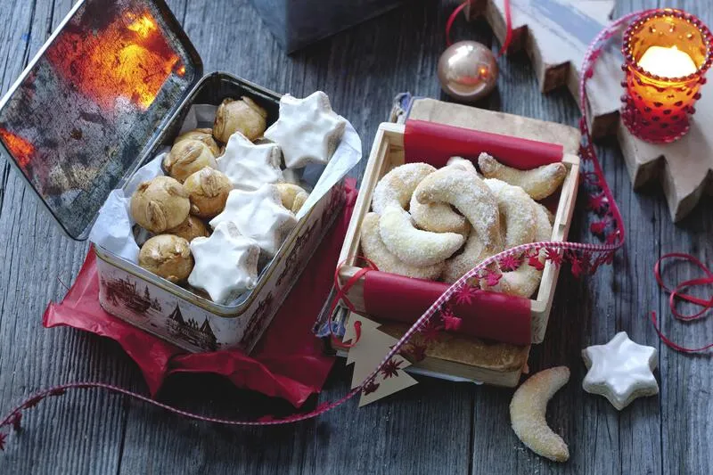 Keksdosen mit Spitzbuben, Zimtsternen und Vanillekipferl
