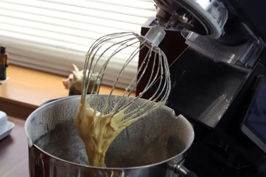 Kenwood Cooking Chef KCL96.424BK mit Pizzateig in großer Schüssel