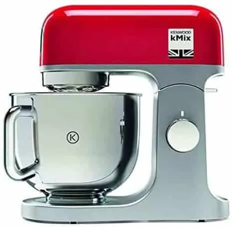 Kenwood kMix KMX750 im Einsatz beim Kneten von Teig