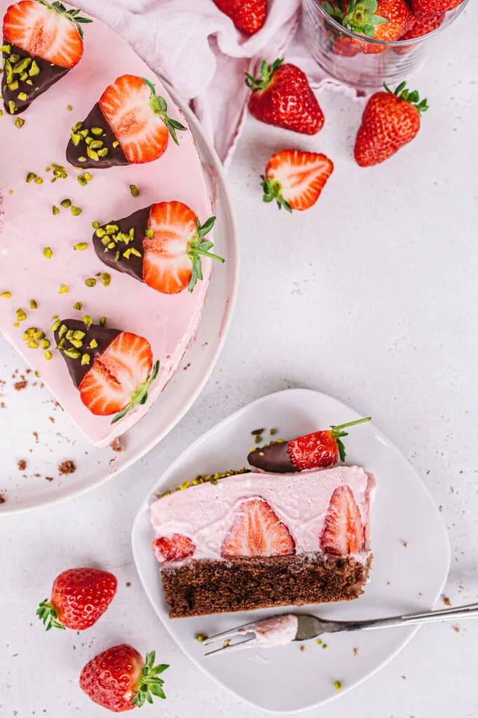 Kenwood Küchenmaschine mit Food-Processor-Aufsatz beim Pürieren von Erdbeeren für die Cremefüllung