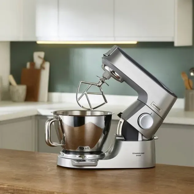 Kenwood Titanium Chef Baker Küchenmaschine in Silber, kompaktes Design mit integrierter Waage für den täglichen Gebrauch.