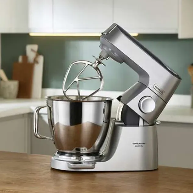 Kenwood Titanium Chef Baker XL Küchenmaschine in Silber, mit zwei Rührschüsseln für große Mengen an Teig und Zutaten.
