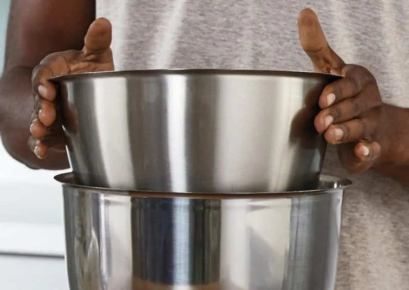 Kenwood Titanium Chef Baker XL: Zwei hochwertige Edelstahl-Schüsseln, die für Langlebigkeit und einfache Reinigung konzipiert sind.