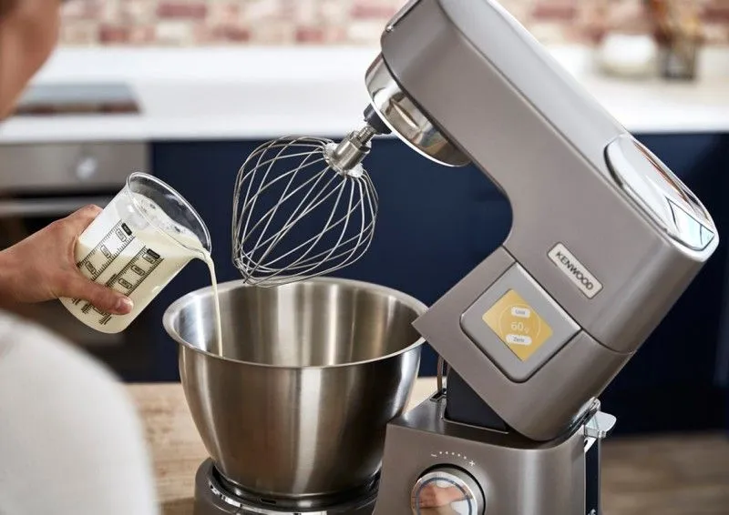 Kenwood Titanium Chef Patissier XL mit integrierter Waage, ideal für präzises Kochen und Backen. Praktisch und leistungsstark.