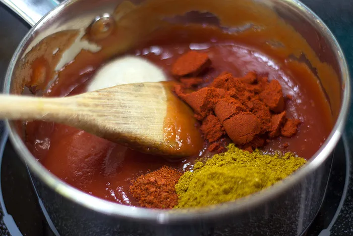 Ketchup nach der Zugabe von Natron, bereit für Gewürze der Currywurst Soße