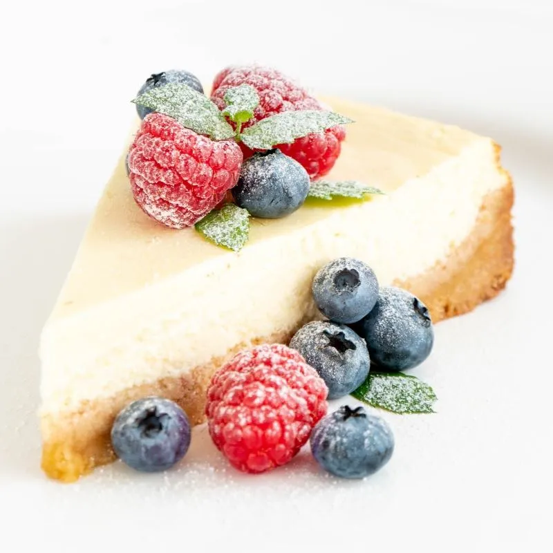 Keto Cheesecake auf einem Kuchenteller
