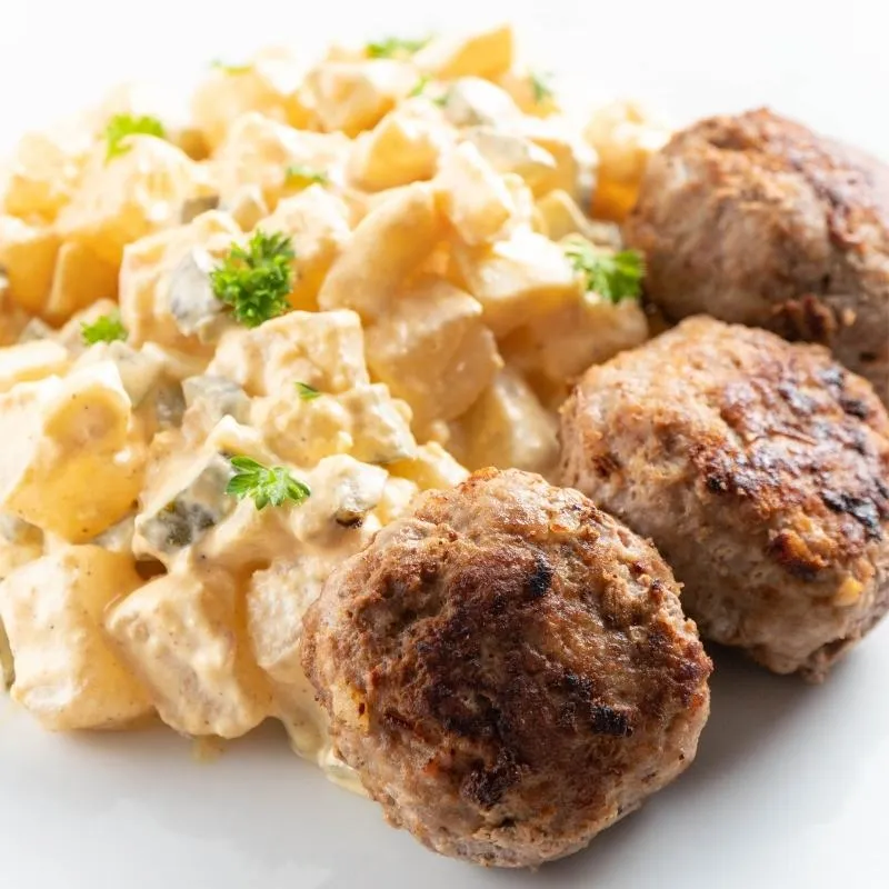 Keto Frikadellen mit falschem Kartoffelsalat