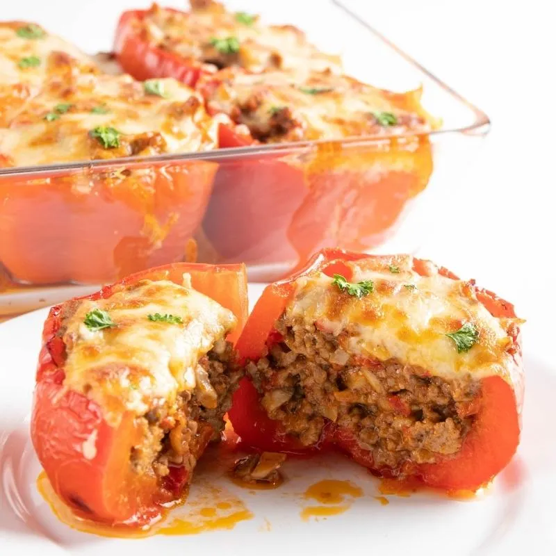 Ketogene Gefüllte Paprikas mit Hackfleisch, Feta und Tomatensoße
