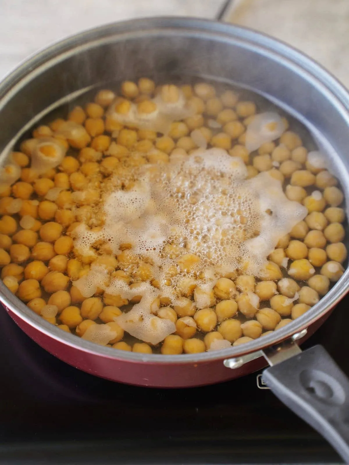 Kichererbsen mit Natron in einem Topf kochen, ein wichtiger Schritt für besonders cremigen Hummus