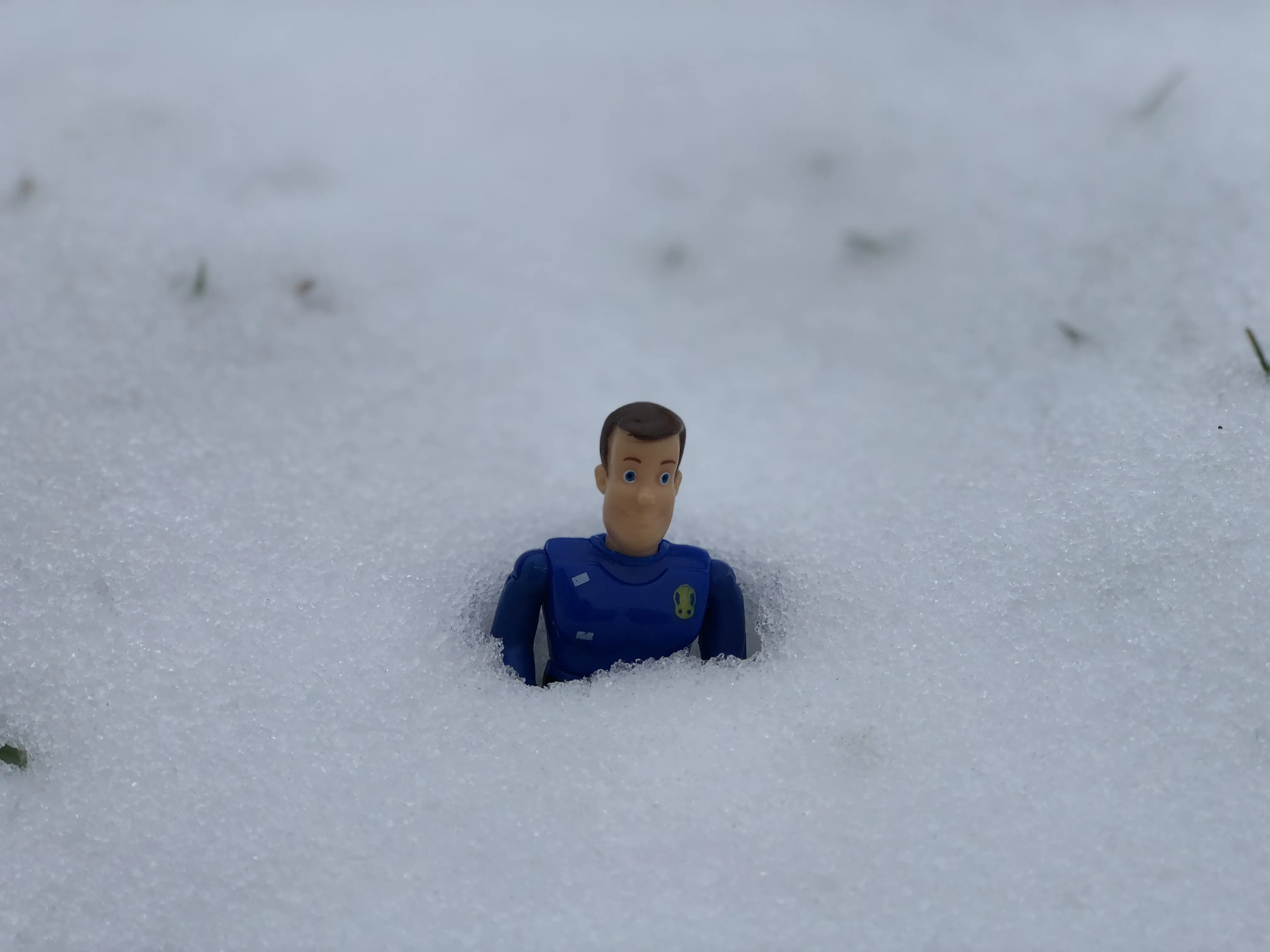 Kind auf spannender Schatzsuche im Schnee, eine lustige Outdoor-Aktivität für Kindergeburtstage im Winter