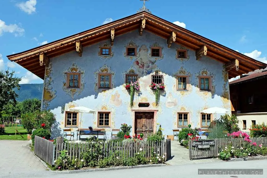 Kind erkundet einen verwunschenen Wald in den Kitzbüheler Alpen
