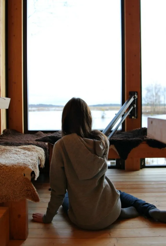 Kind in einem Naturmuseum