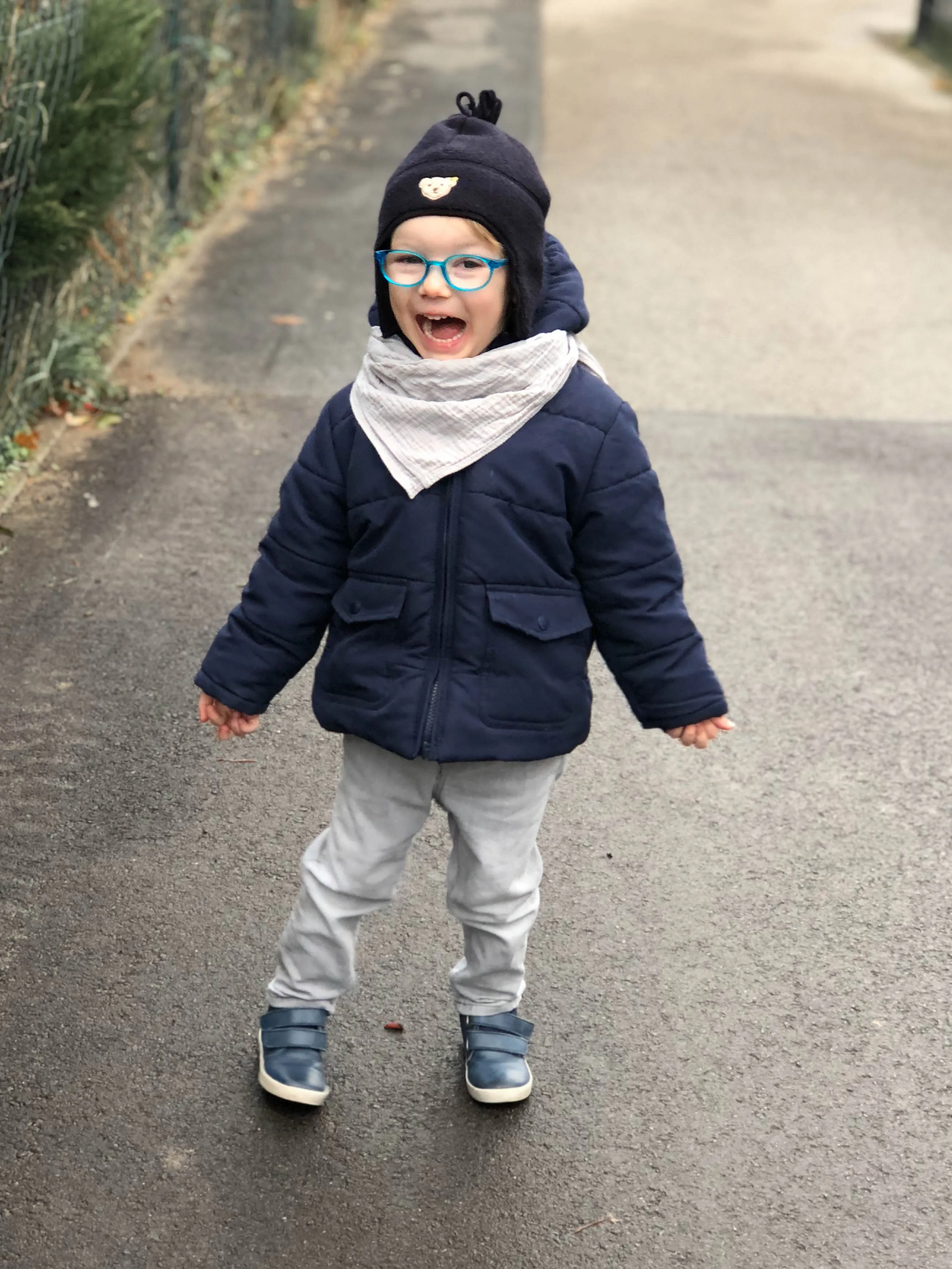 Kind mit Laterne bei einer aufregenden Nachtwanderung im Wald, ein unvergessliches Outdoor-Erlebnis