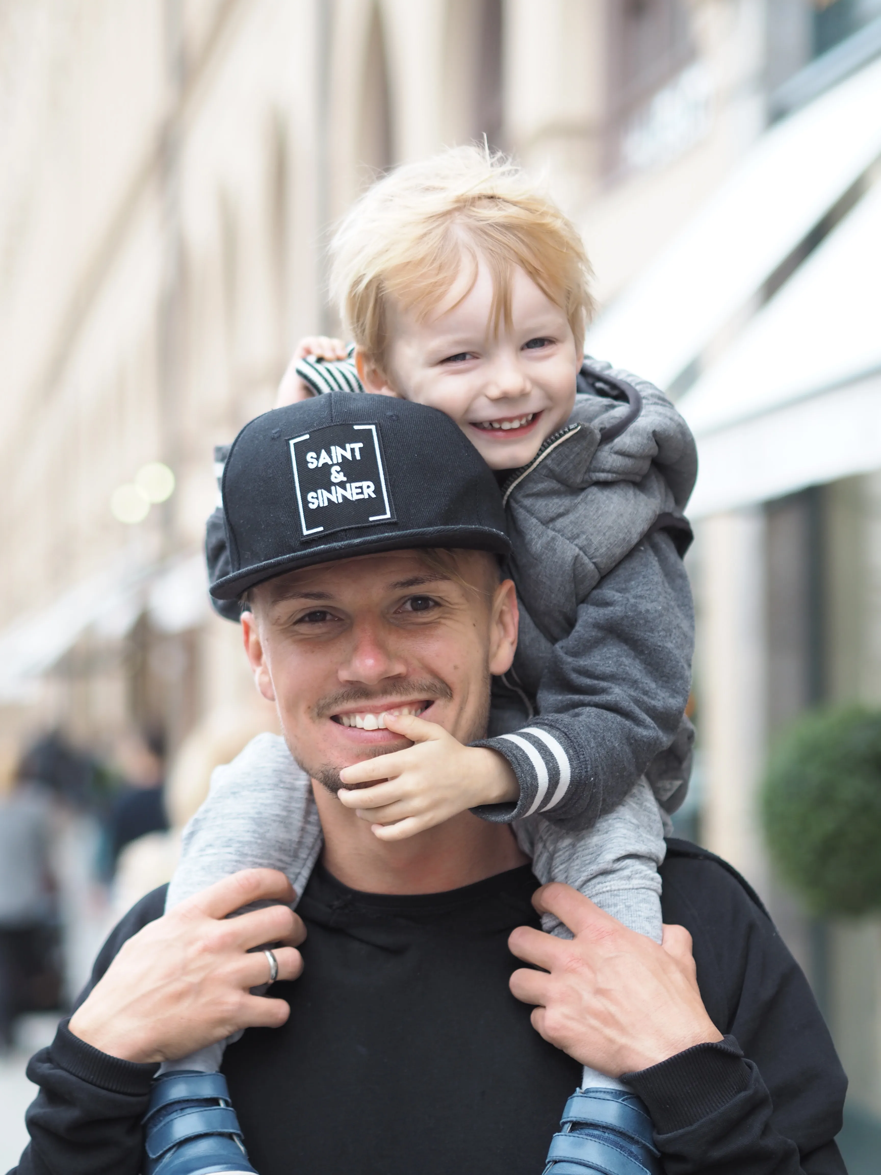 Kind spielt ausgelassen in bunten Herbstblättern, ausgestattet mit robusten Schuhen für Outdoor-Abenteuer