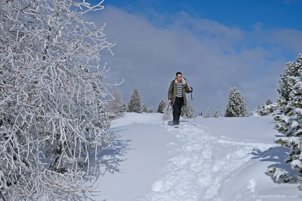 Kind staunt über tiefen Schnee beim Schneeschuhwandern
