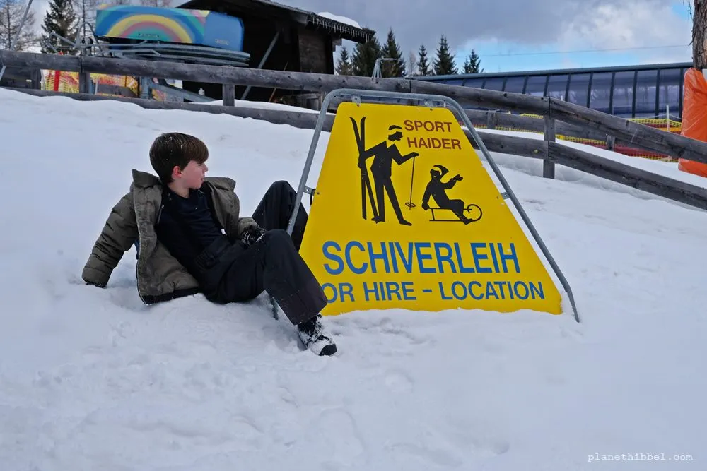 Kinder beim Schlittenfahren im Tiefschnee