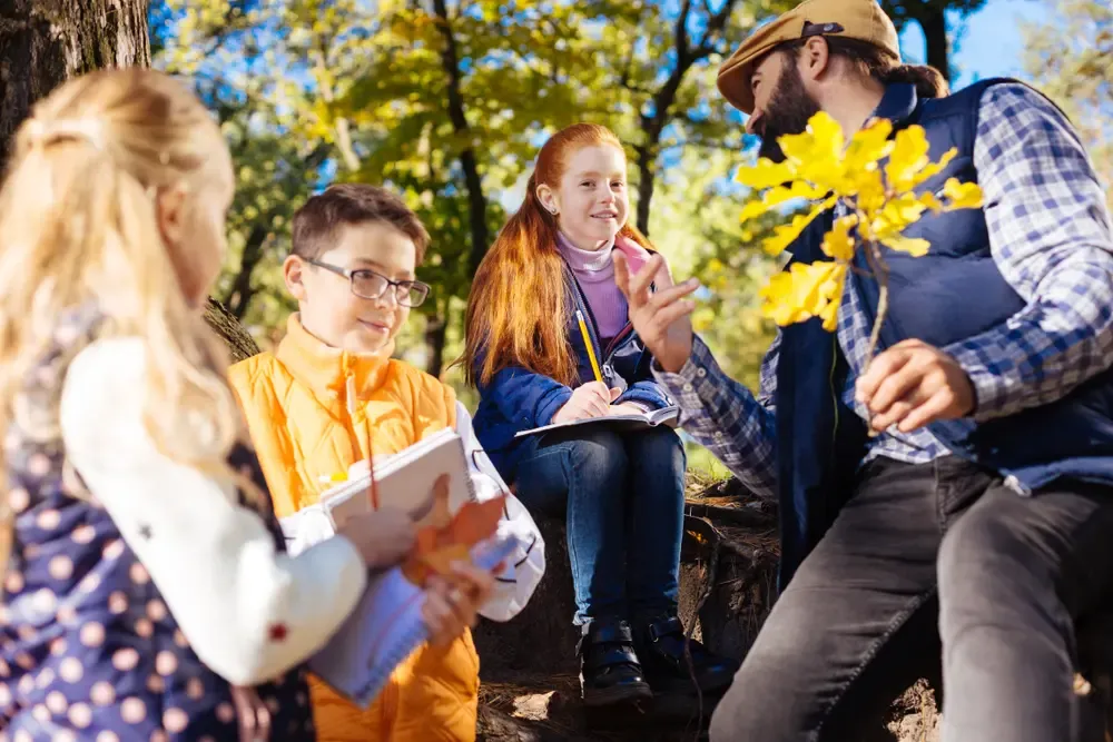 Kinder entdecken den Wald als Teil des Jahresthemas Umwelt im Kindergarten