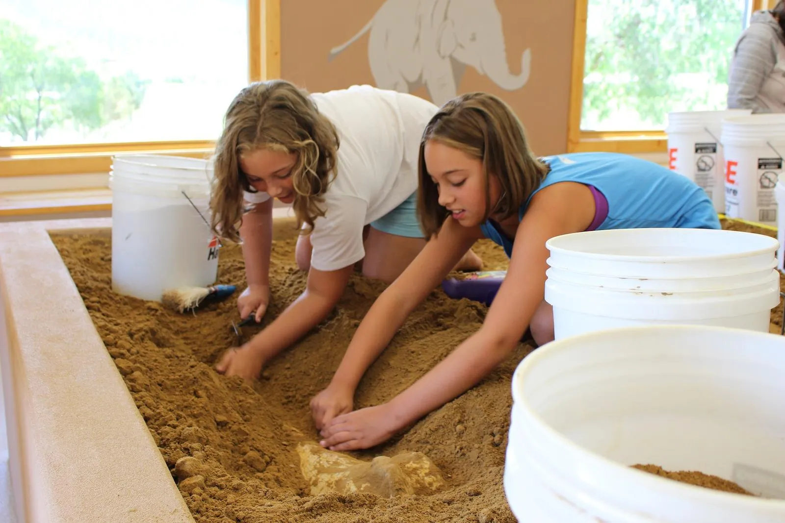 Kinder entdecken Relikte in einem archäologischen Park in Deutschland