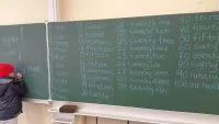 Kinder lernen in einem Klassenzimmer