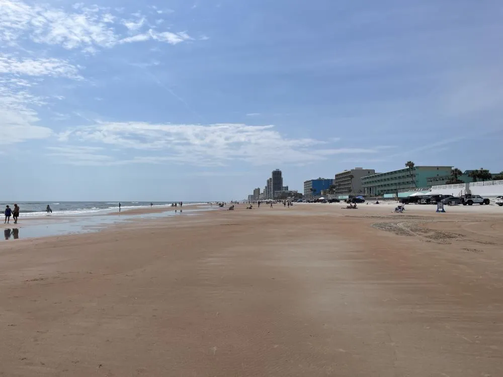 Kinder spielen und toben im warmen Wasser an einem Strand in Florida.
