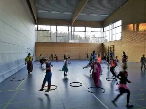 Kinder turnen am Barren