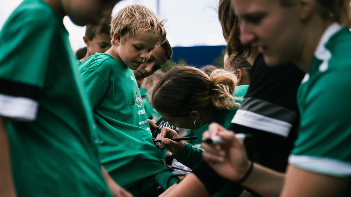 Kinder und Familien beim Familientag des FC St. Gallen, Fussballaktivitäten und Freude