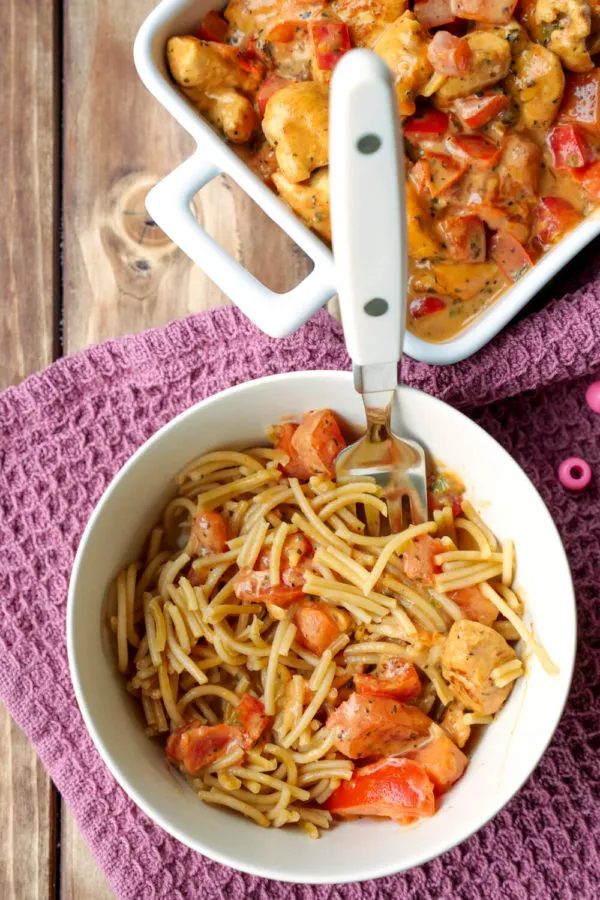 Kinderfreundliches Gericht: Hähnchen-Paprika-Pfanne mit Nudeln, ideal für die Kleinen und schnelle Familienessen.