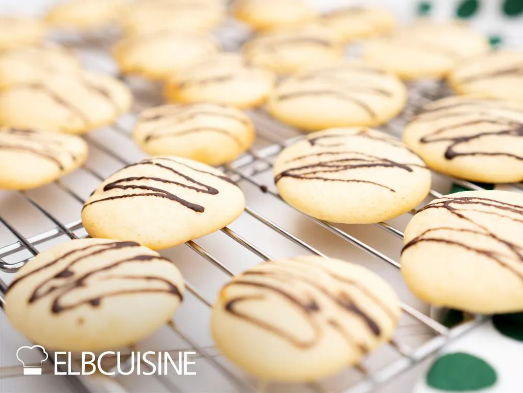 Kinderhände dekorieren Cheesecake Cookies
