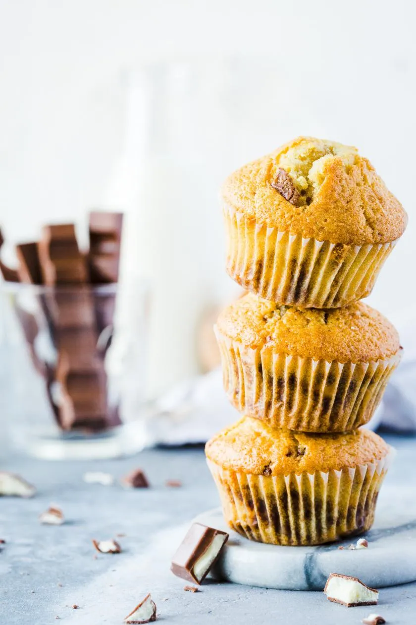 Kinderschokolade-Muffins mit einem flüssigen Herz aus Schokolade und Smarties-Deko
