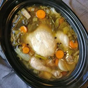 Klare goldene Hühnerbrühe in einer Suppenschüssel